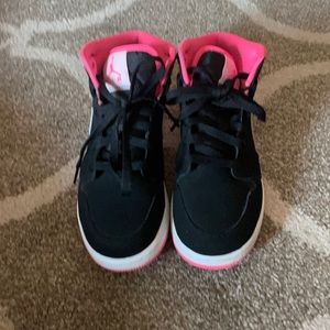 Girls youth sneakers size 5-pre-owned